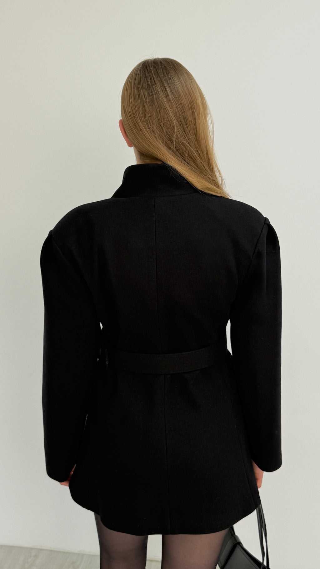 Geniş Yakalı Kemerli Kaşe Kaban