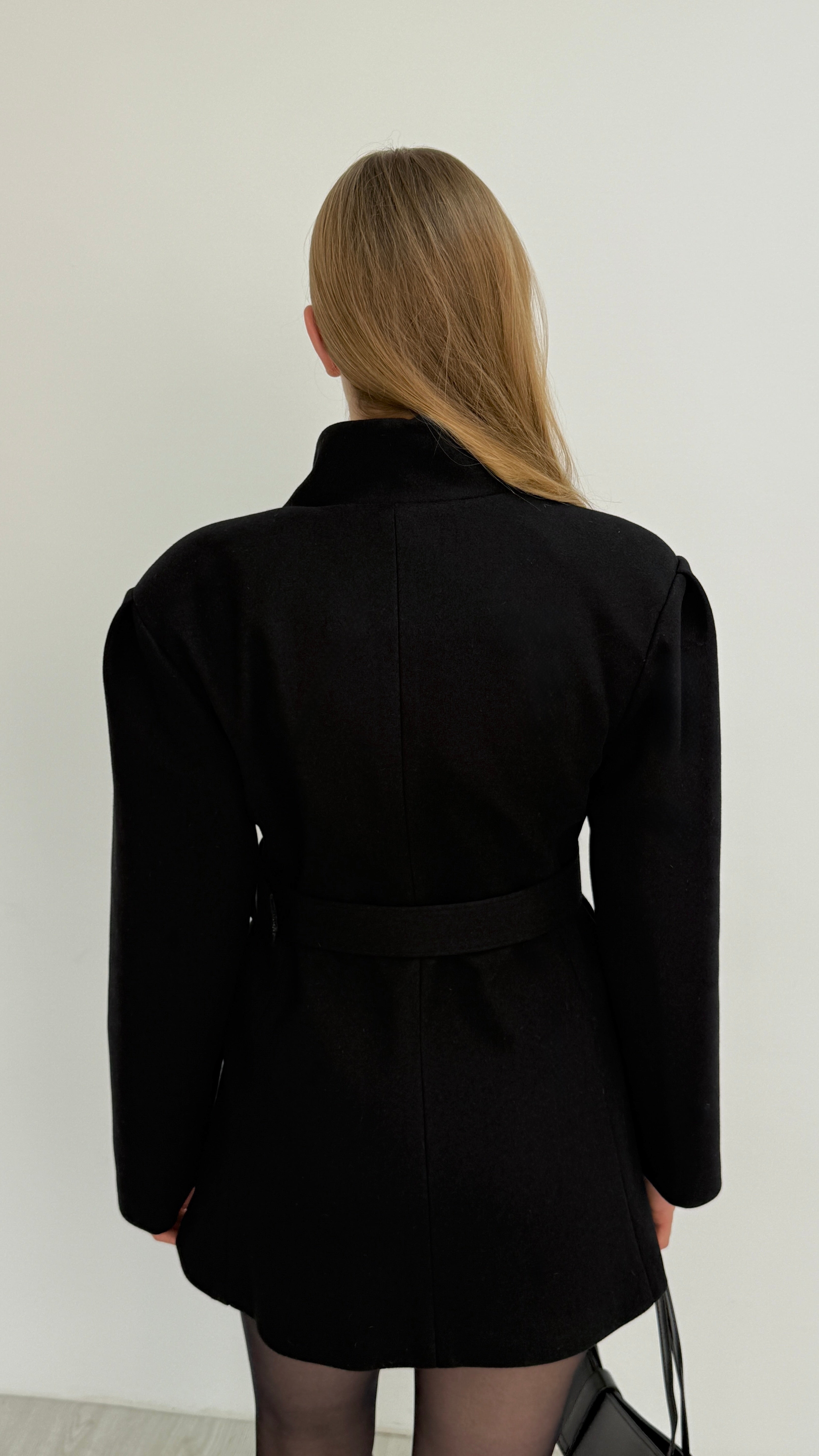 Geniş Yakalı Kemerli Kaşe Kaban