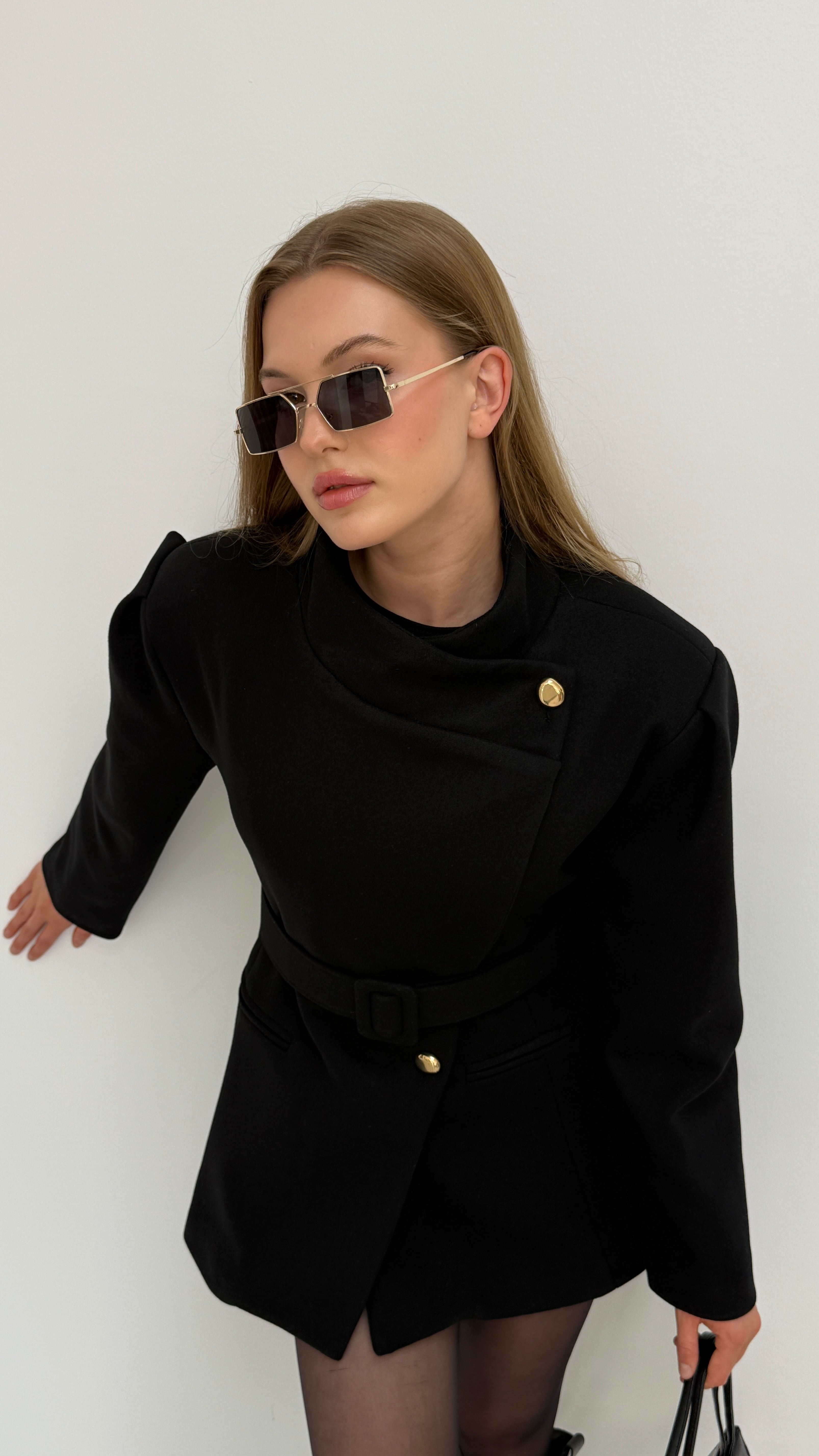 Geniş Yakalı Kemerli Kaşe Kaban