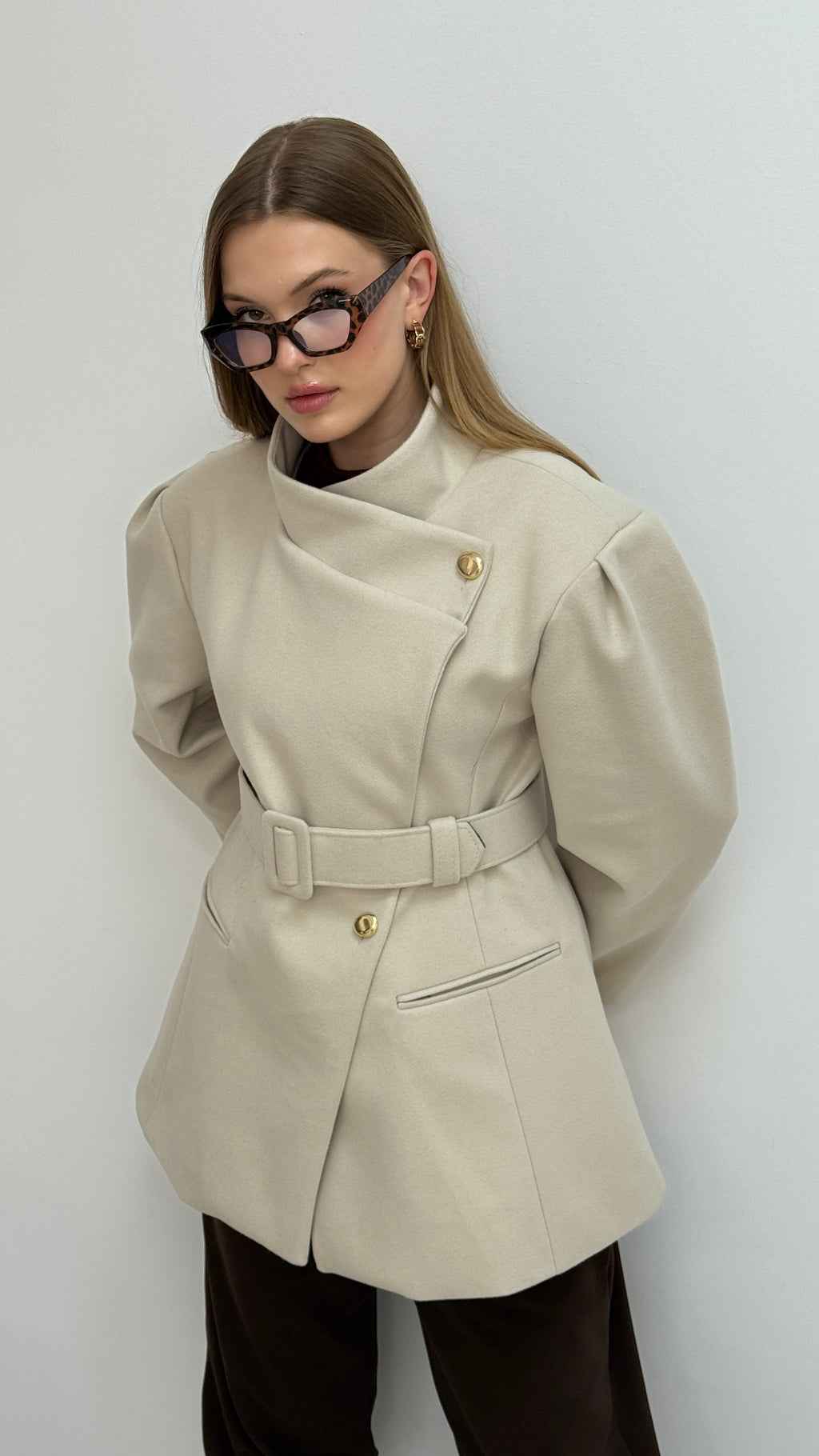 Geniş Yakalı Kemerli Kaşe Kaban