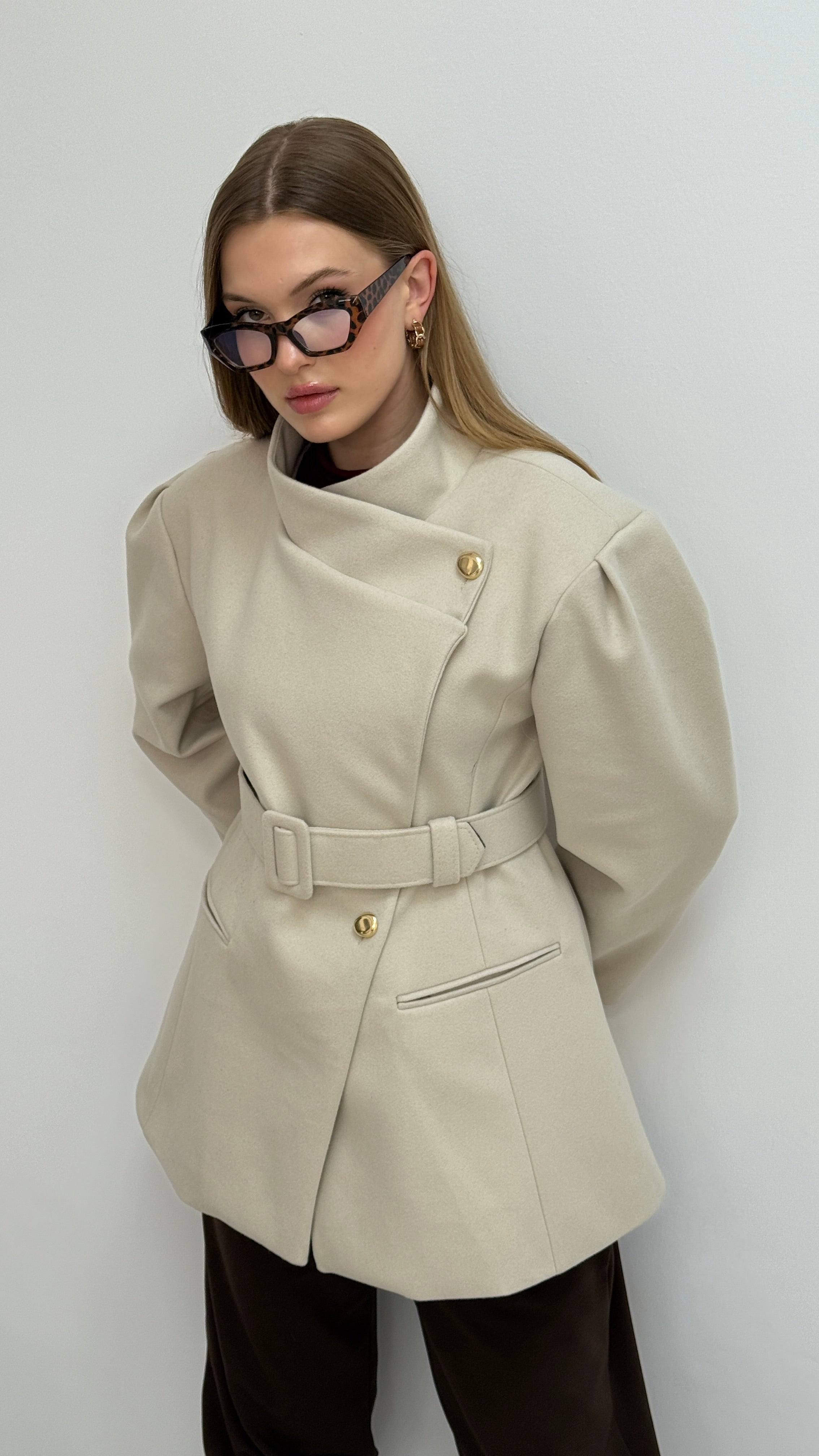 Geniş Yakalı Kemerli Kaşe Kaban