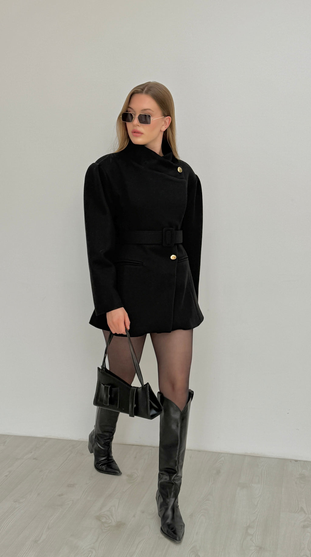 Geniş Yakalı Kemerli Kaşe Kaban