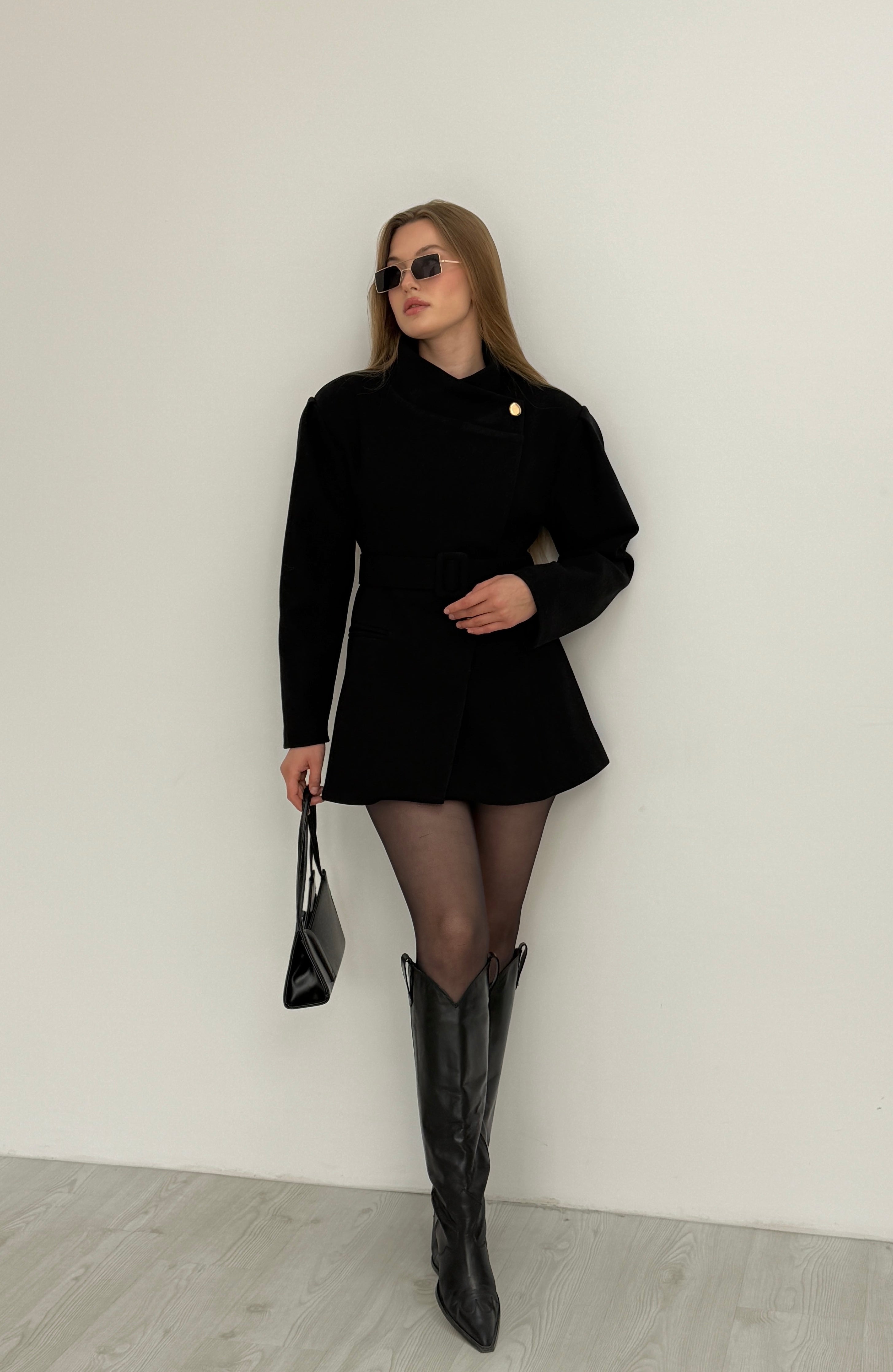 Geniş Yakalı Kemerli Kaşe Kaban