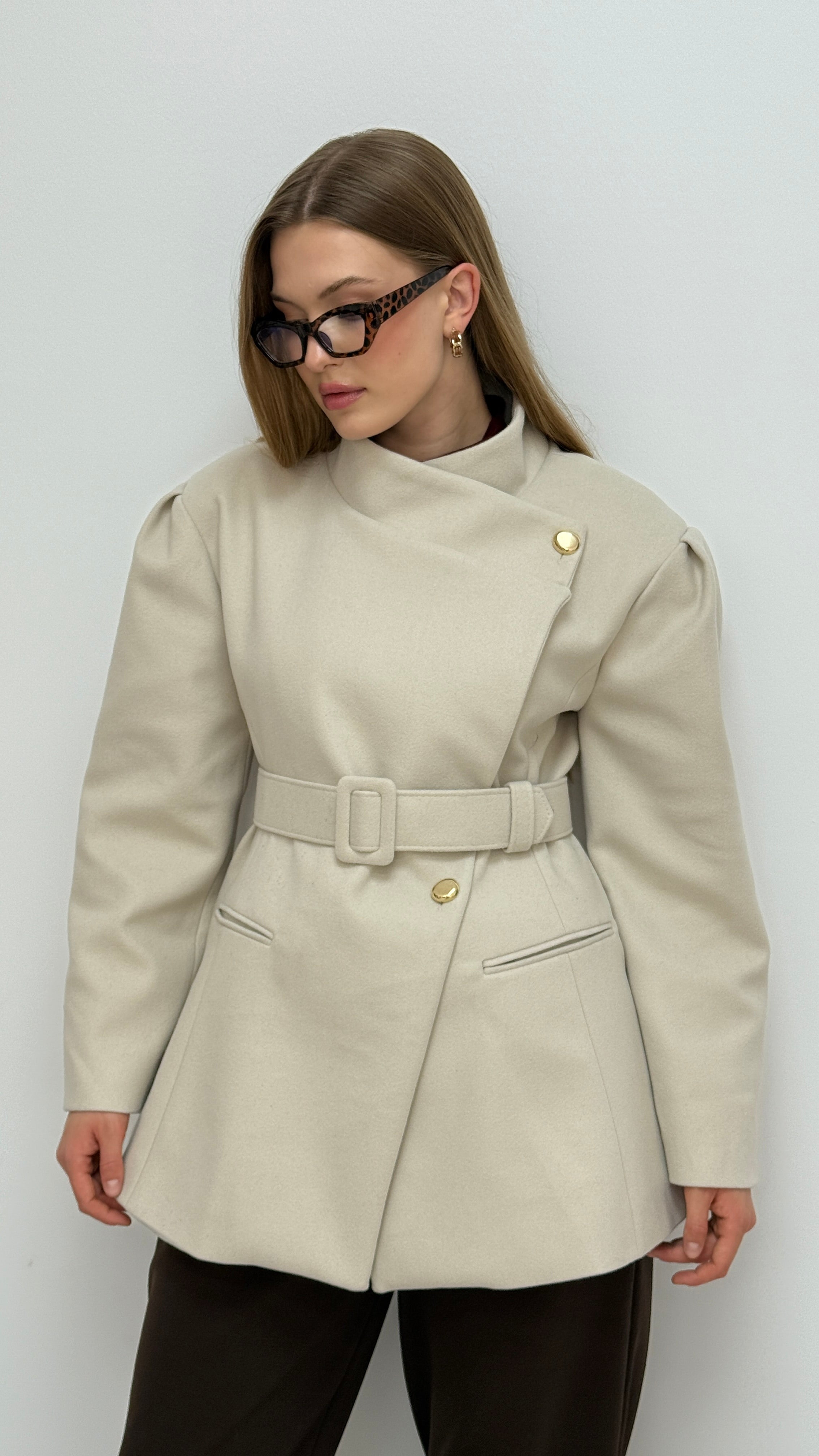 Geniş Yakalı Kemerli Kaşe Kaban