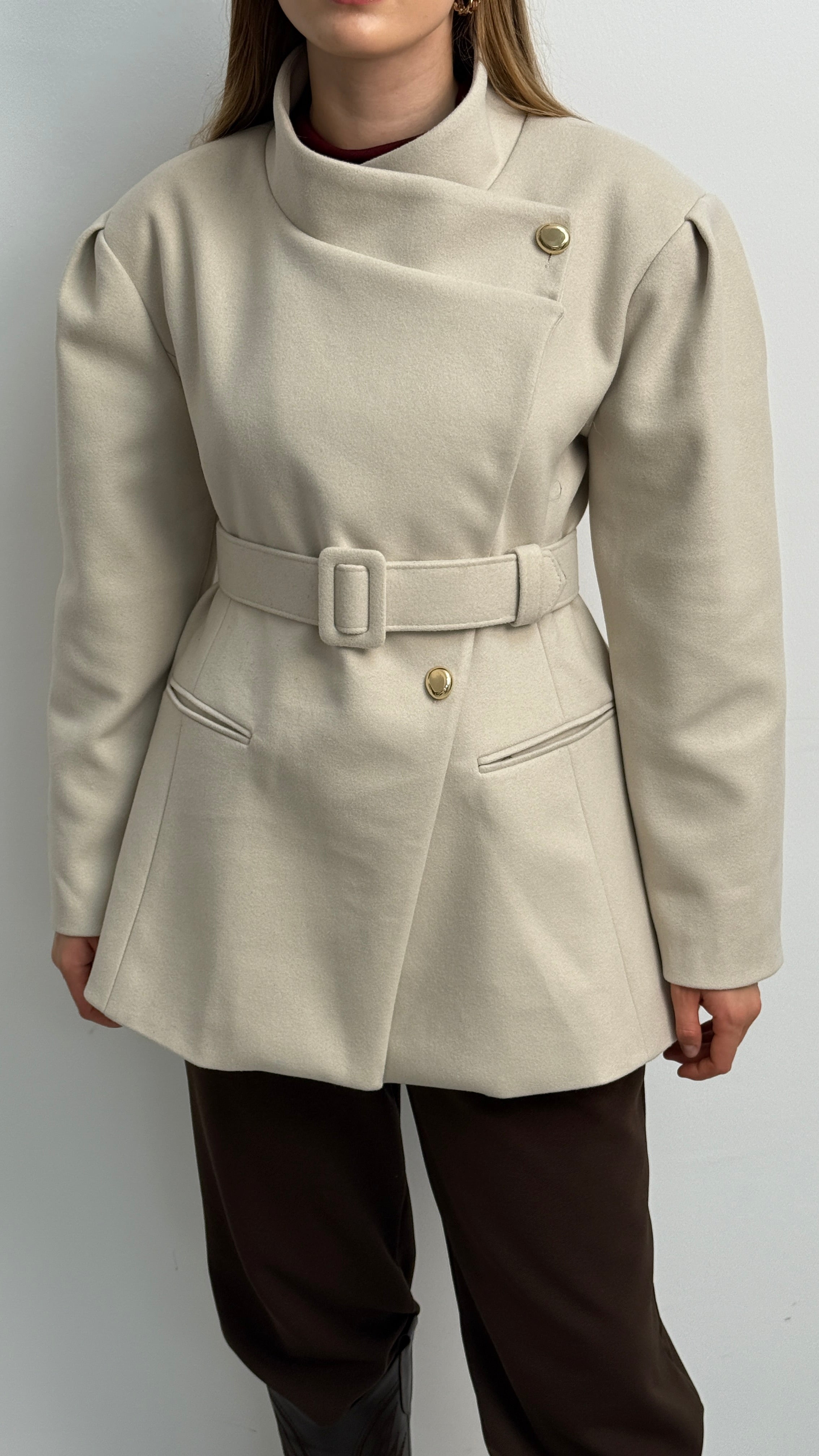 Geniş Yakalı Kemerli Kaşe Kaban