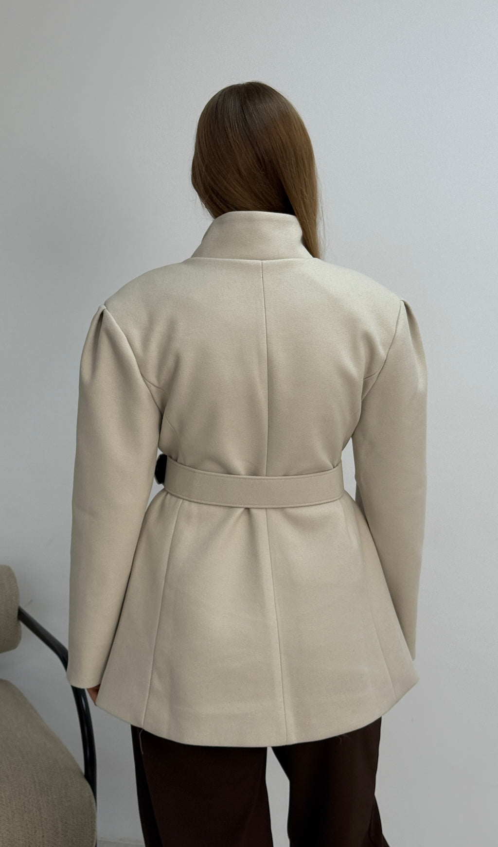 Geniş Yakalı Kemerli Kaşe Kaban