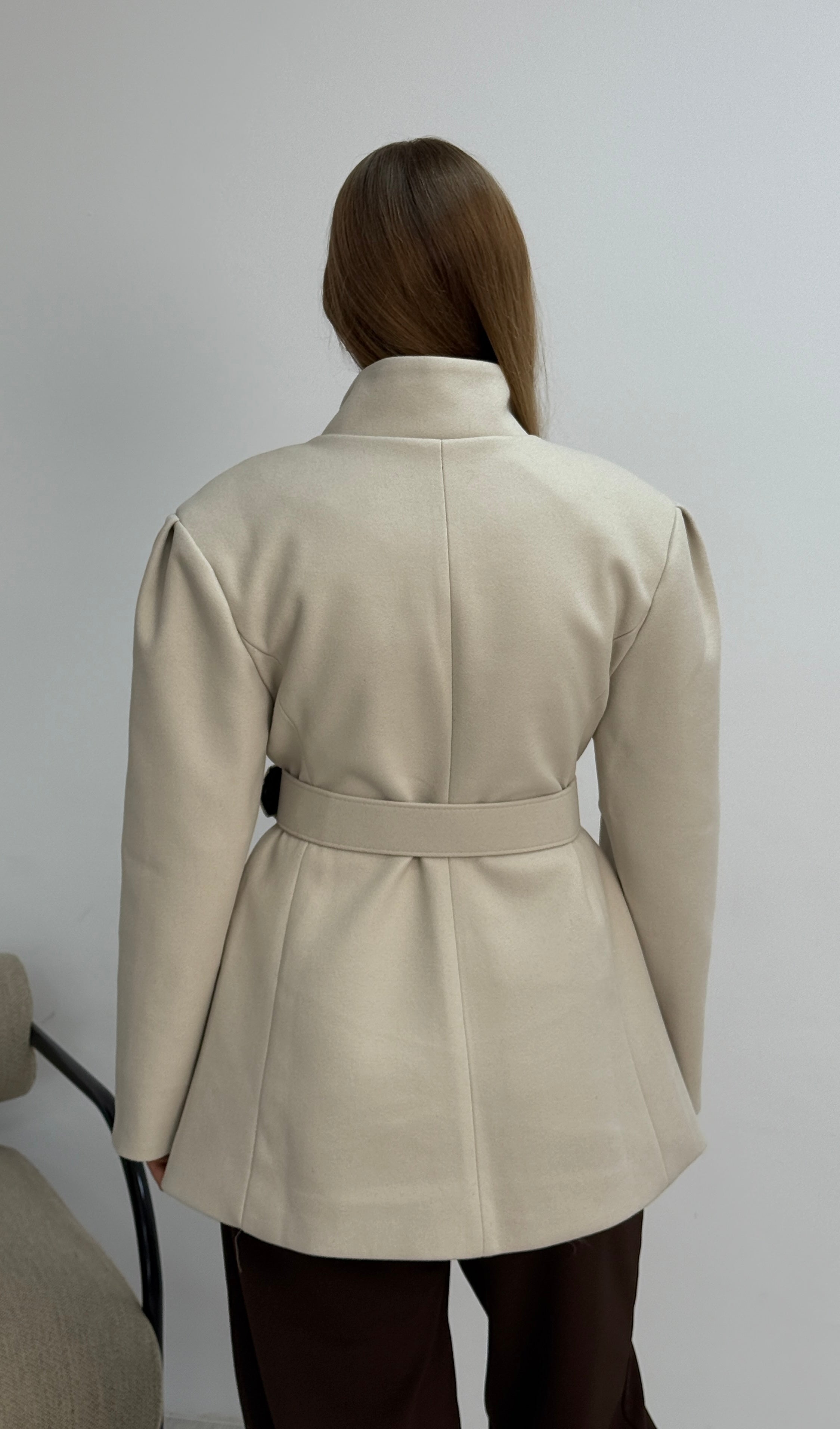 Geniş Yakalı Kemerli Kaşe Kaban