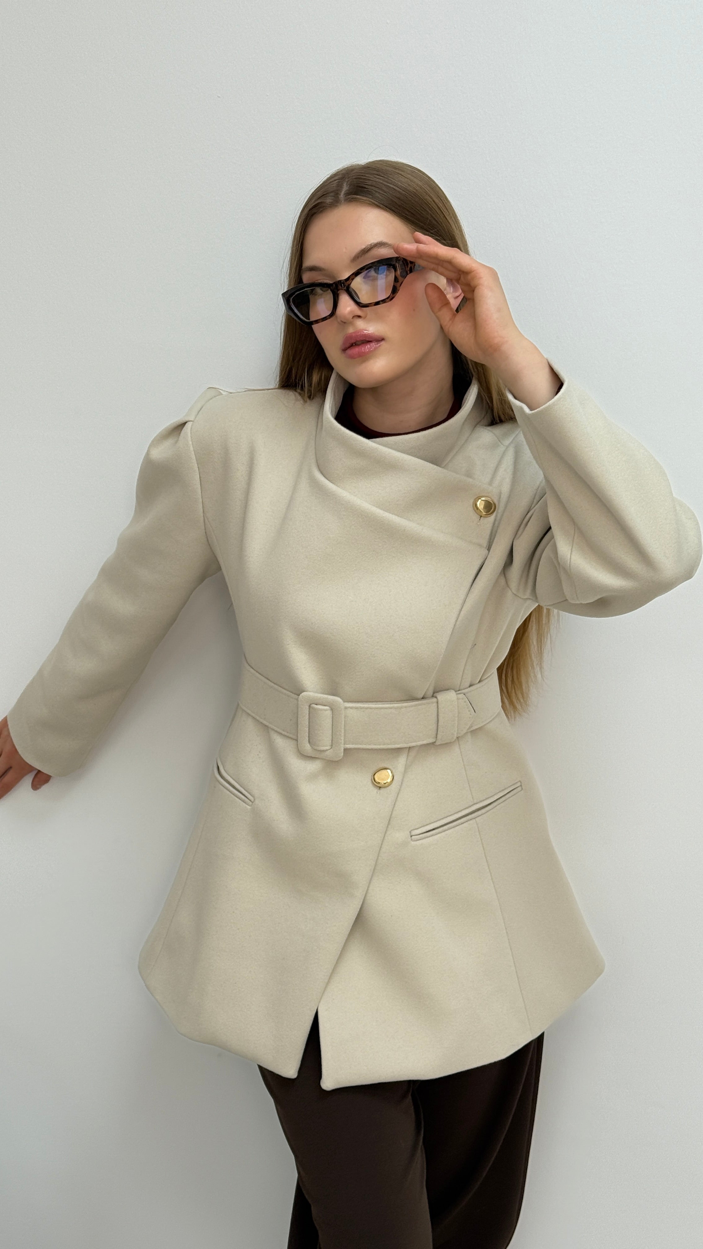 Geniş Yakalı Kemerli Kaşe Kaban