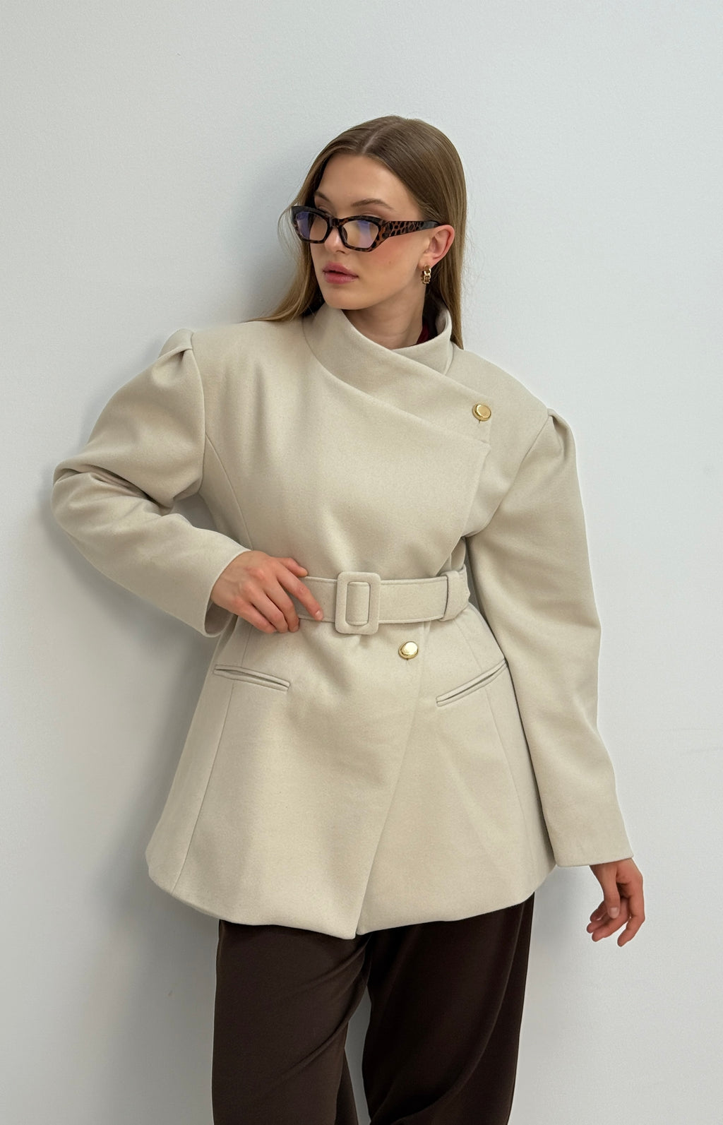 Geniş Yakalı Kemerli Kaşe Kaban